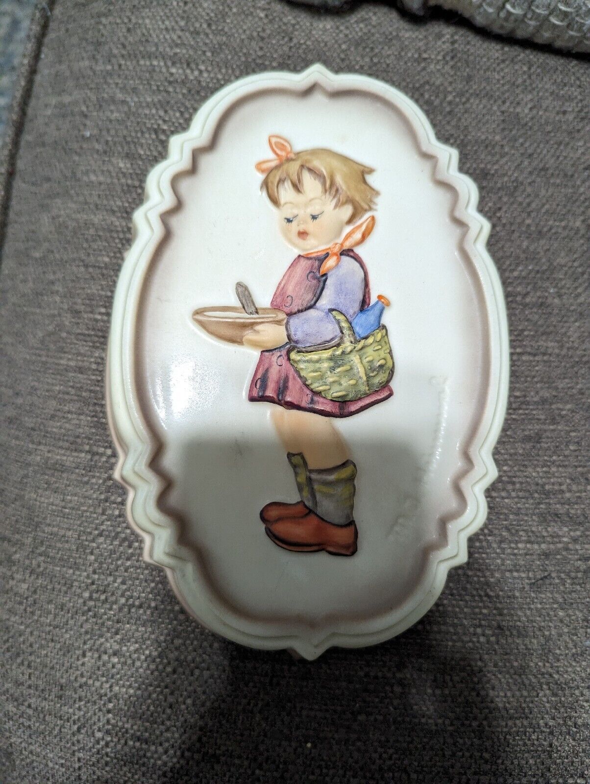 Goebel M.I. Hummel "Supper's Coming" #229 Kitchen Mould Wall Hanging Signed 89