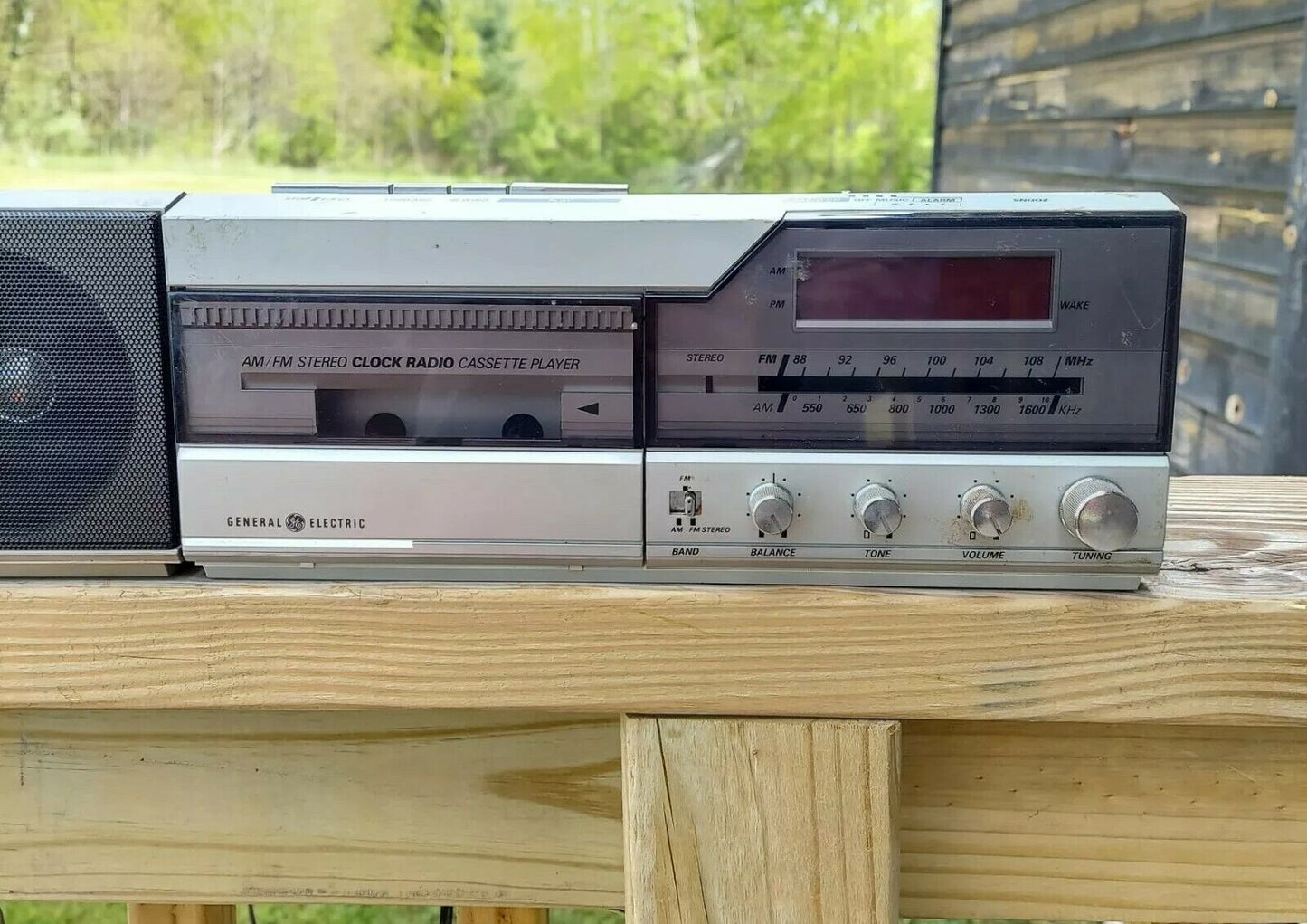 Vintage General Electric Model 7-4960A CASSETTE CLOCK ALARM RADIO With Speakers