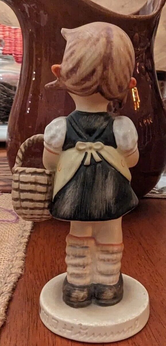 Goebel Hummel Sister 98 TMK 3 Vintage Figurine 5 3/4"