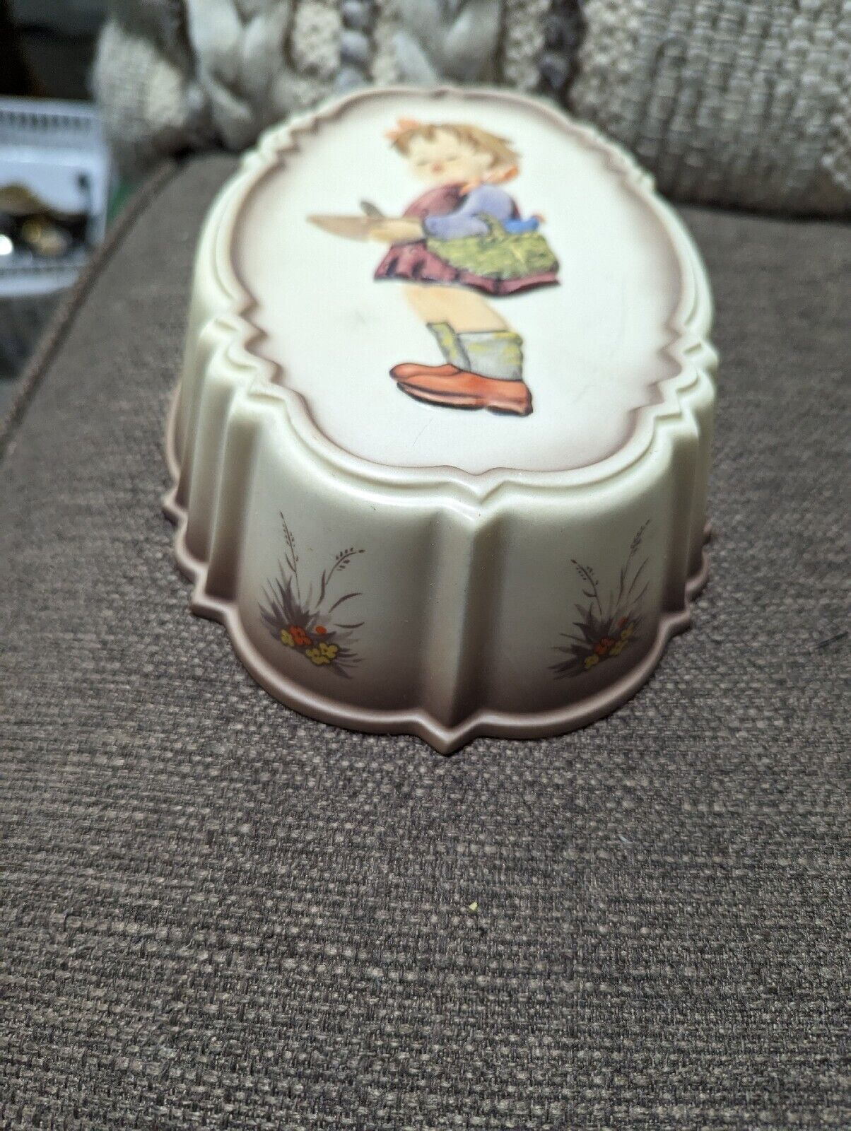 Goebel M.I. Hummel "Supper's Coming" #229 Kitchen Mould Wall Hanging Signed 89