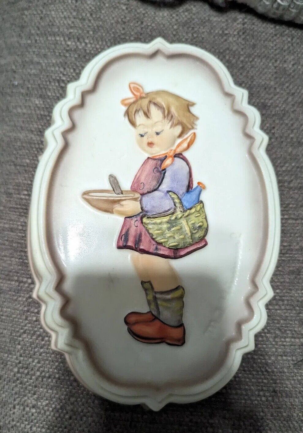 Goebel M.I. Hummel "Supper's Coming" #229 Kitchen Mould Wall Hanging Signed 89