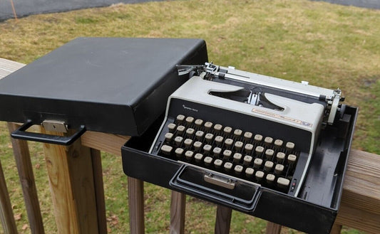 Vintage Remington Monarch 1 Typewriter Sperry Rand Portable White