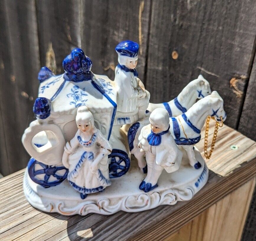 VINTAGE BLUE & WHITE GEORGE & MARTHA WASHINGTON FIGURINE