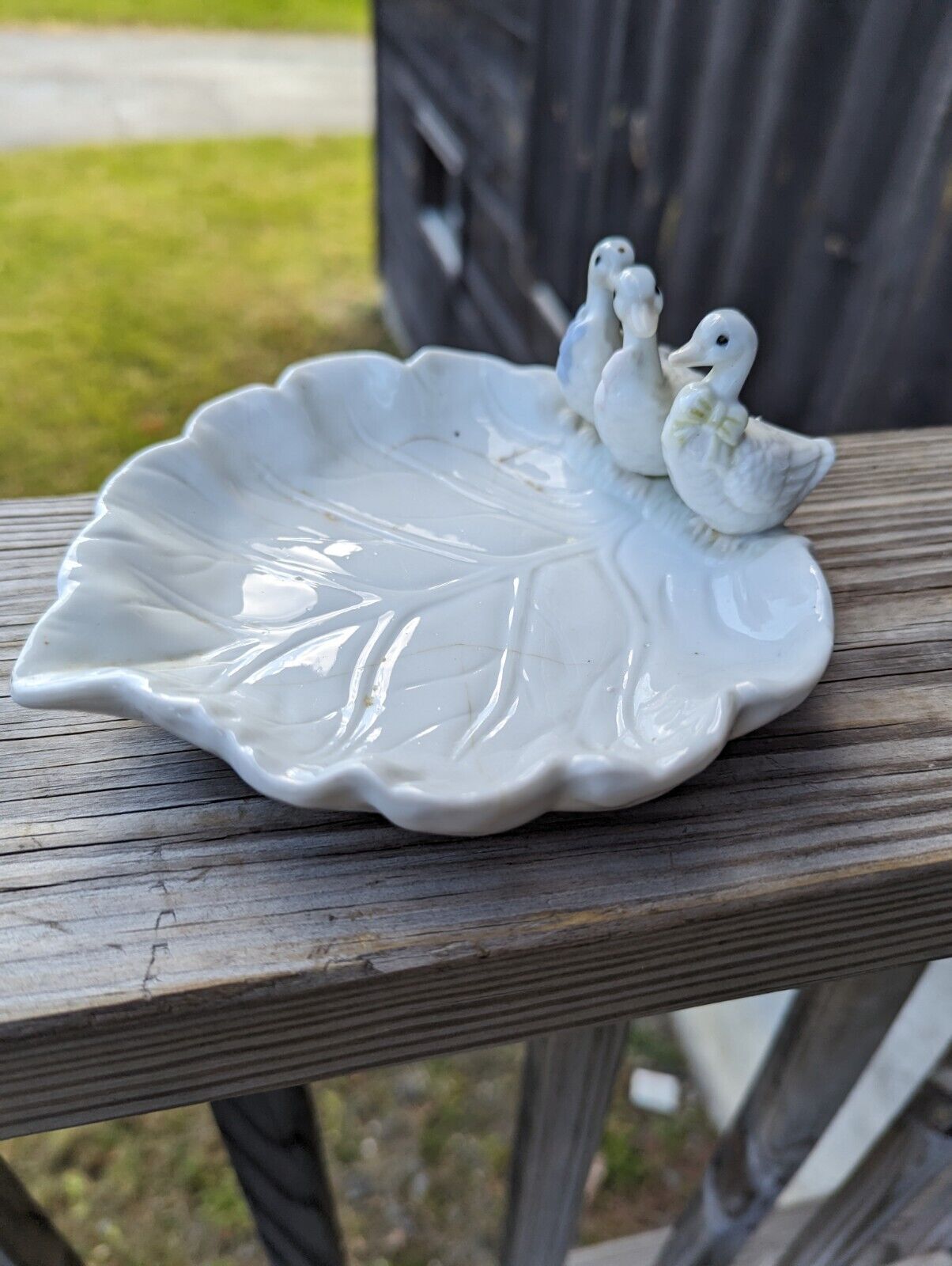 White Porcelain 3 Duck Sitting On Leaf Plate Edges