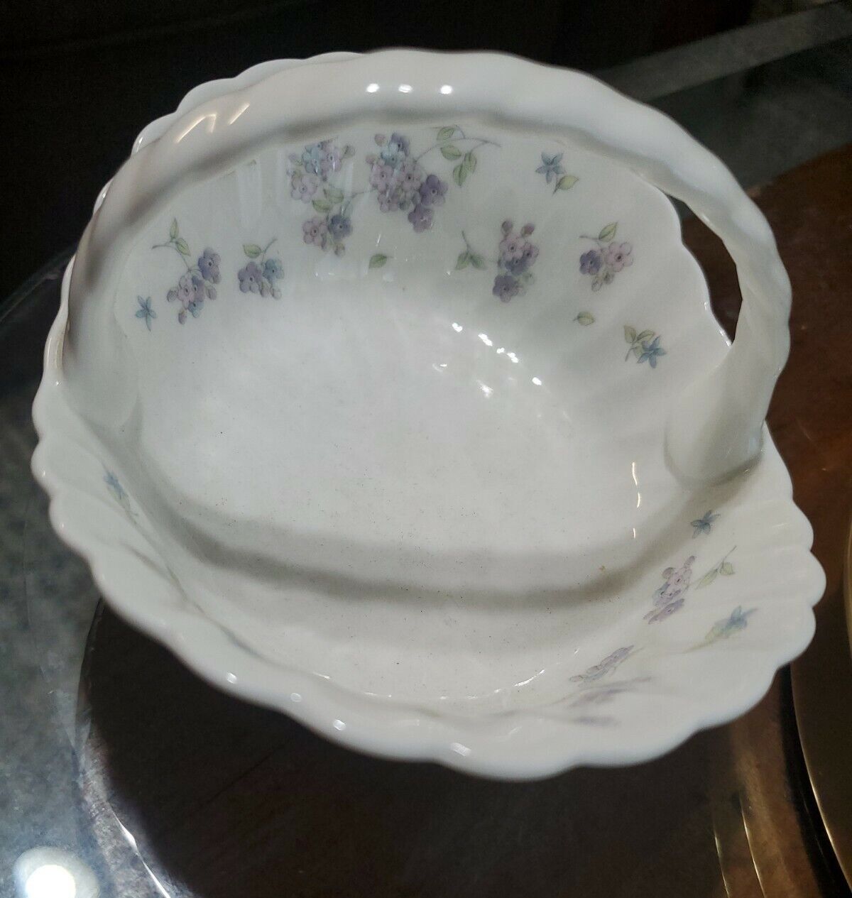 WEDGWOOD APRIL FLOWERS HANDLED CANDY NUT BASKET BONE CHINA MADE IN ENGLAND