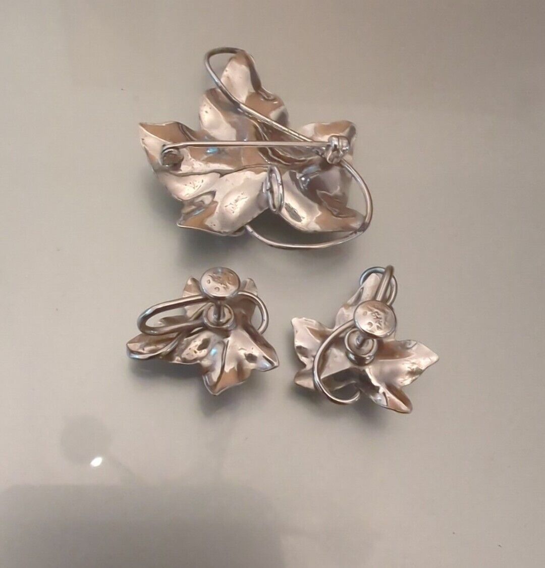 VINTAGE CARL ART STERLING SILVER GRAPE LEAF BROOCH AND EARRING SET 12 grams