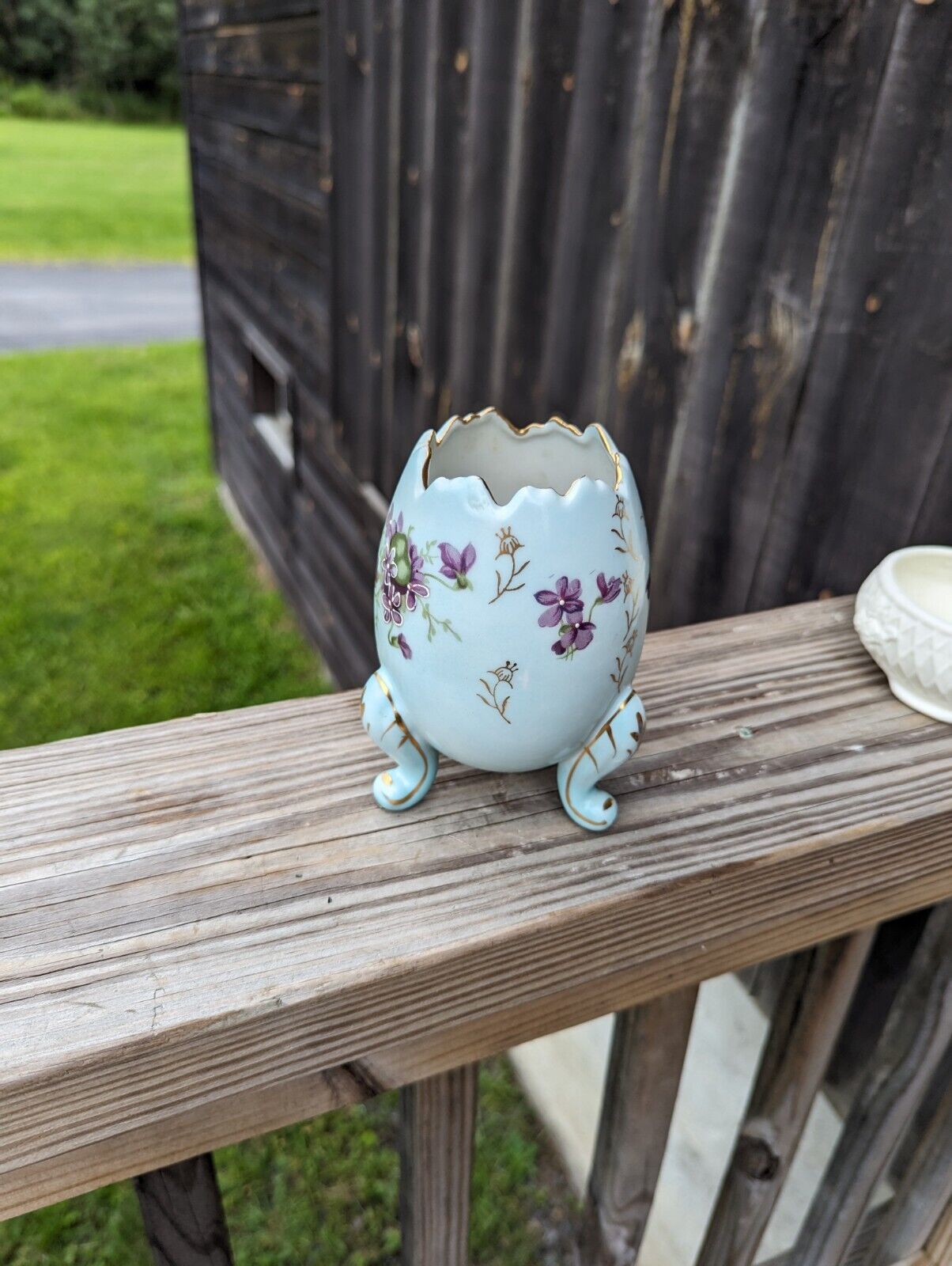 Vtg INARCO 5" Hand Painted Violets Blue Porcelain 3-Footed "Cracked" Egg Vase