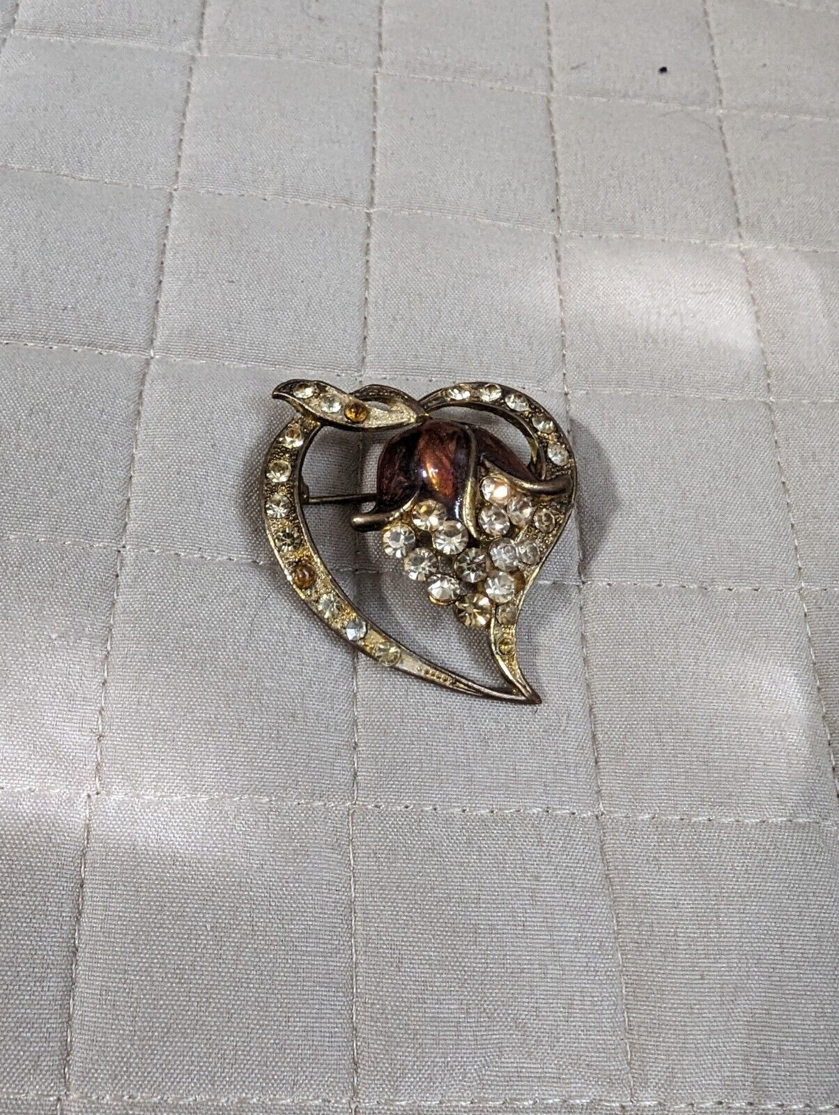 Beautiful Vintage 1950s Rhinestone And Enamel Golden Brooch