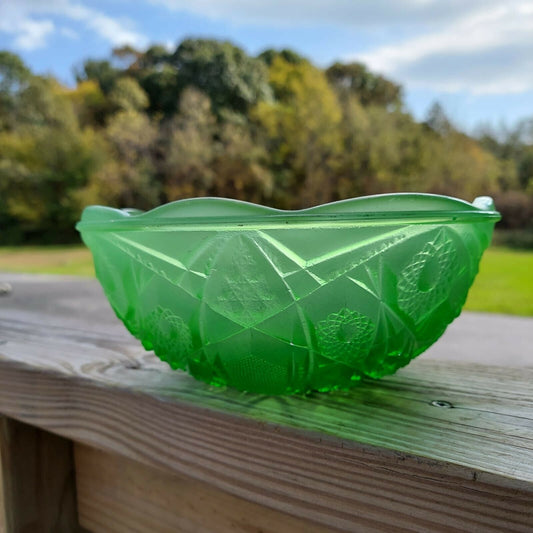 vintage emerald green glass bowl