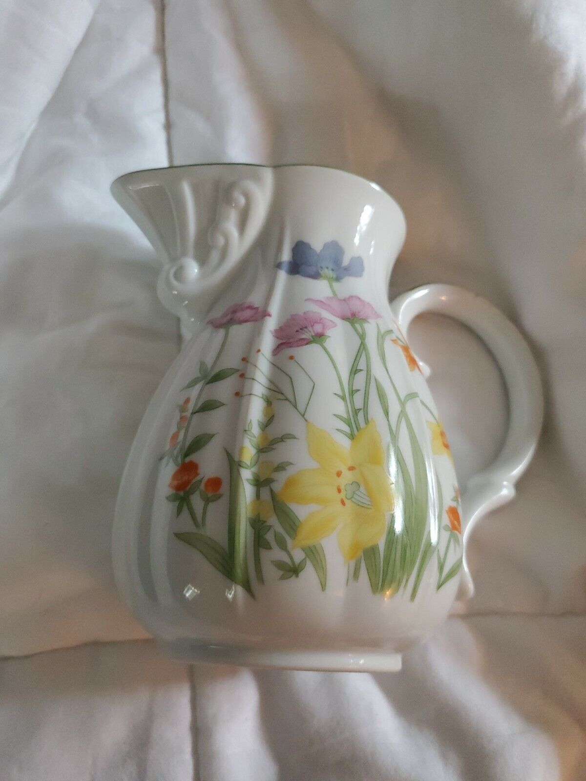 Beautiful Vintage 1974 Mann Japan Day Lily Fine China Pitcher