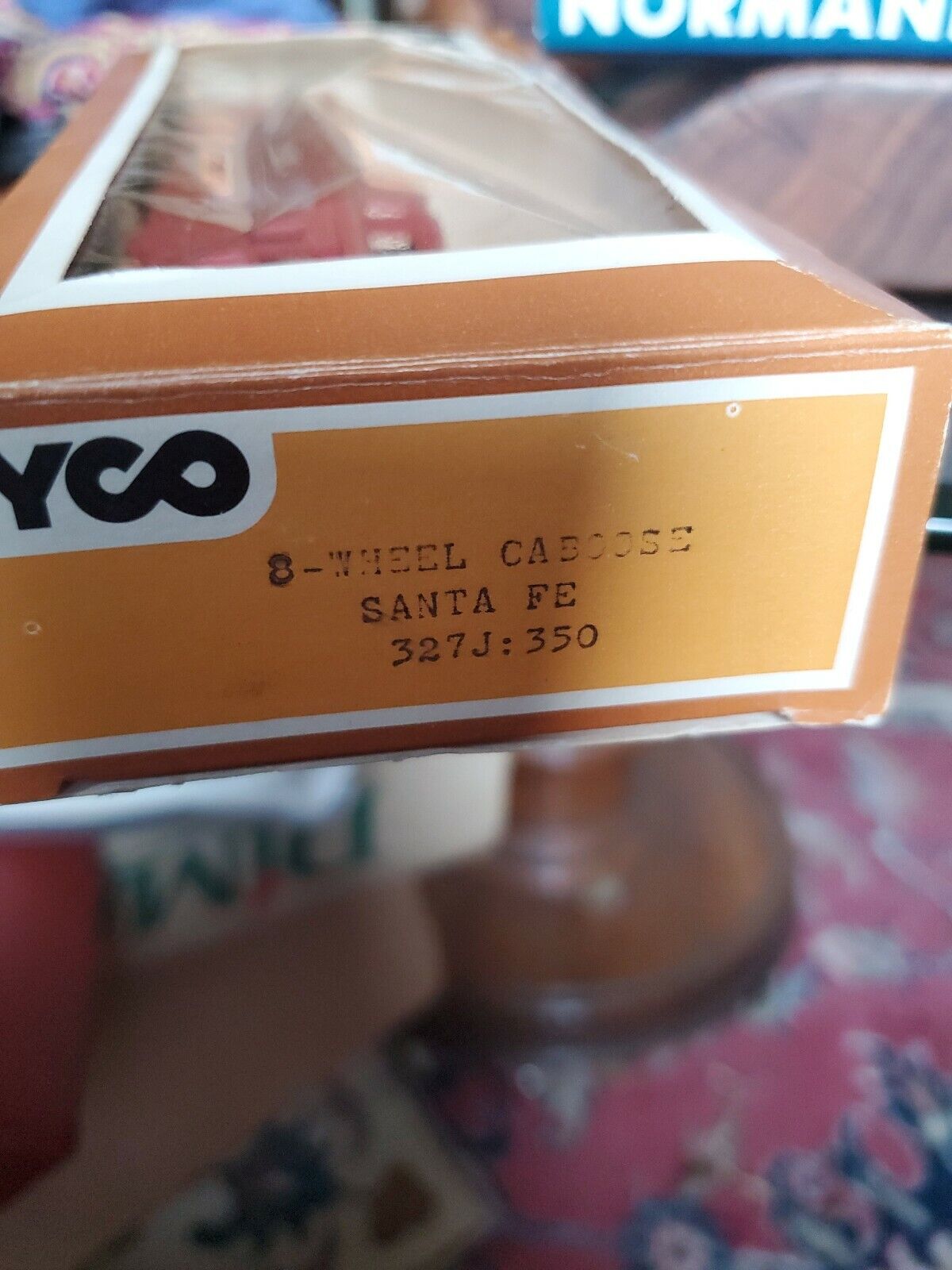 TYCO HO SCALE  IN BOX 8 WHEEL CABOOSE SANTA FE 327J:350 Train Car