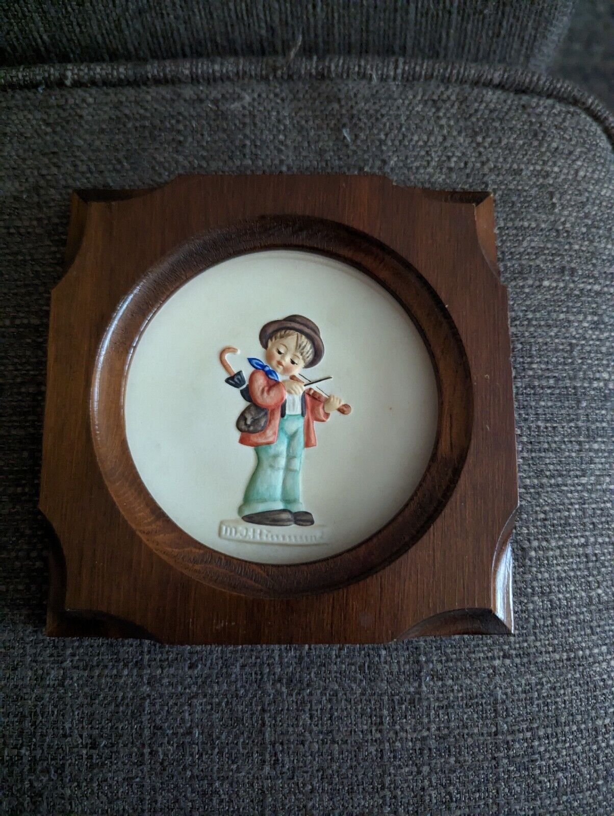 M J Hummel - Goebel Mini Collecor Plate in  Wood Frame 1984 Little Music Maker