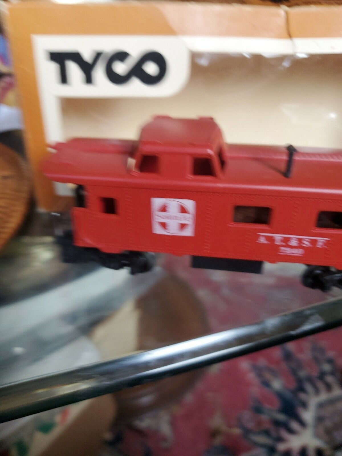 TYCO HO SCALE  IN BOX 8 WHEEL CABOOSE SANTA FE 327J:350 Train Car