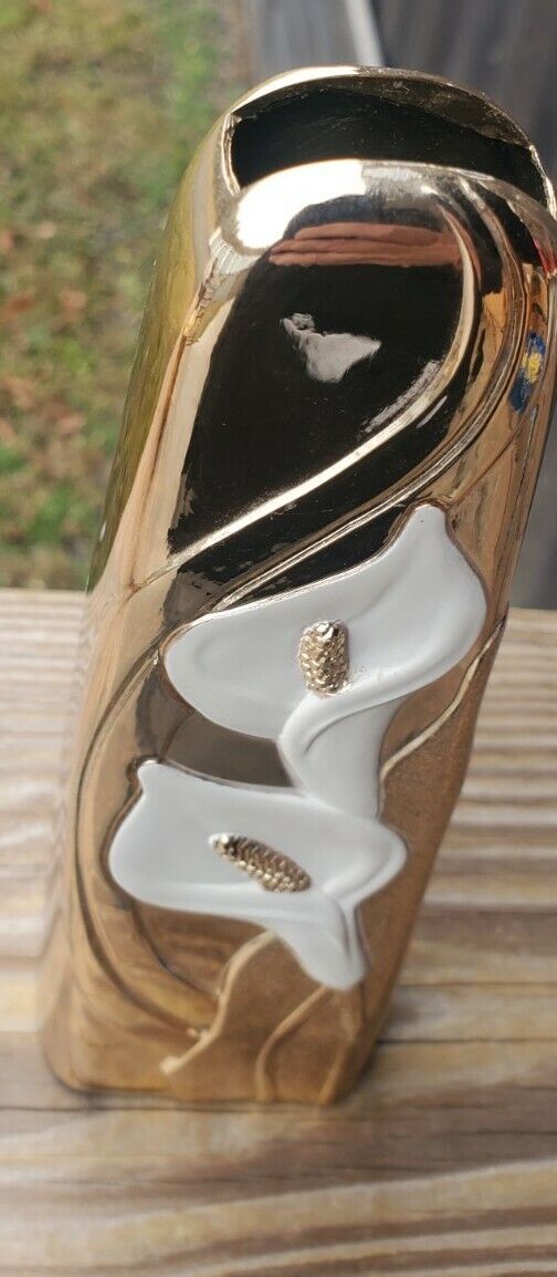 VTG GOLD TONE METAL TARNISH RESISTANT BUD VASE WHITE ENAMEL LILLIES JAPAN 6.5”