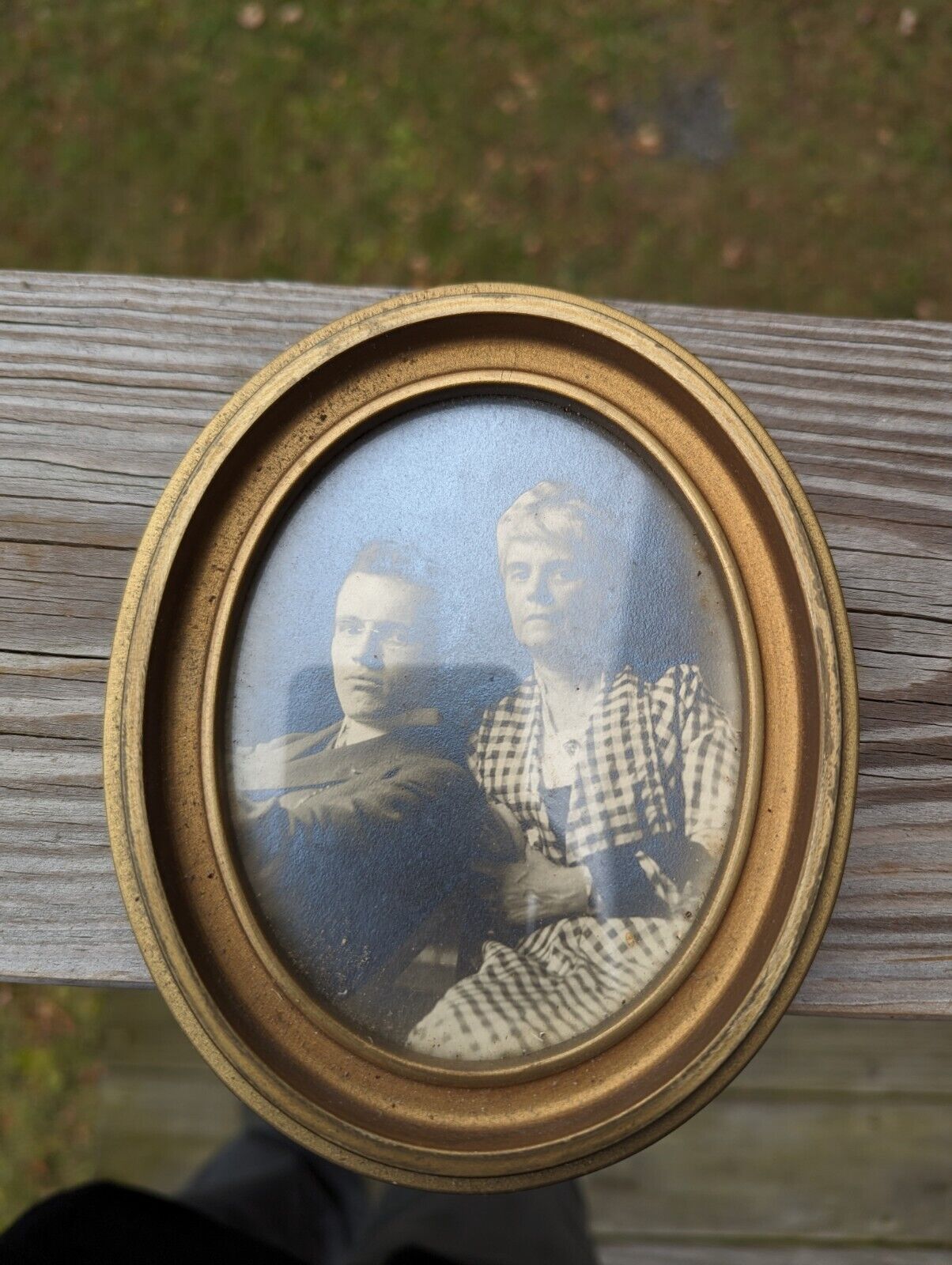 Vintage Old Oval Framed Black And White Photo 6" Top To Bottom