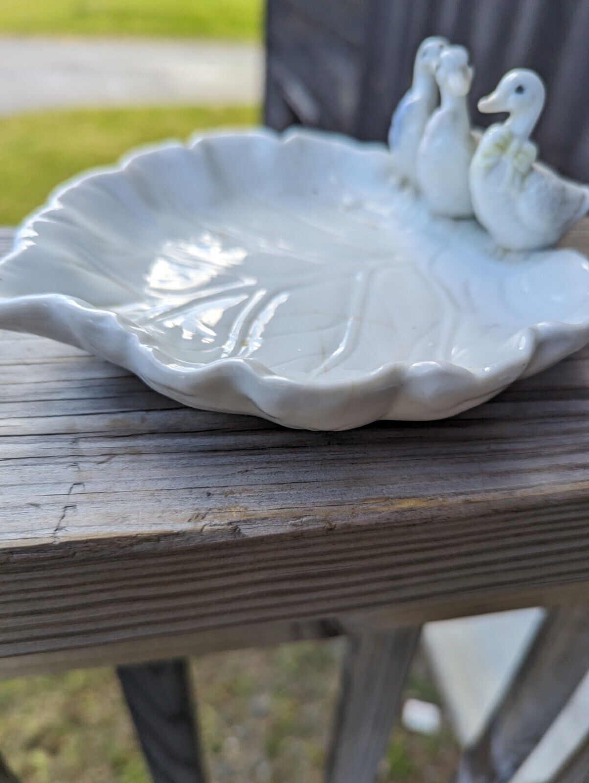 White Porcelain 3 Duck Sitting On Leaf Plate Edges