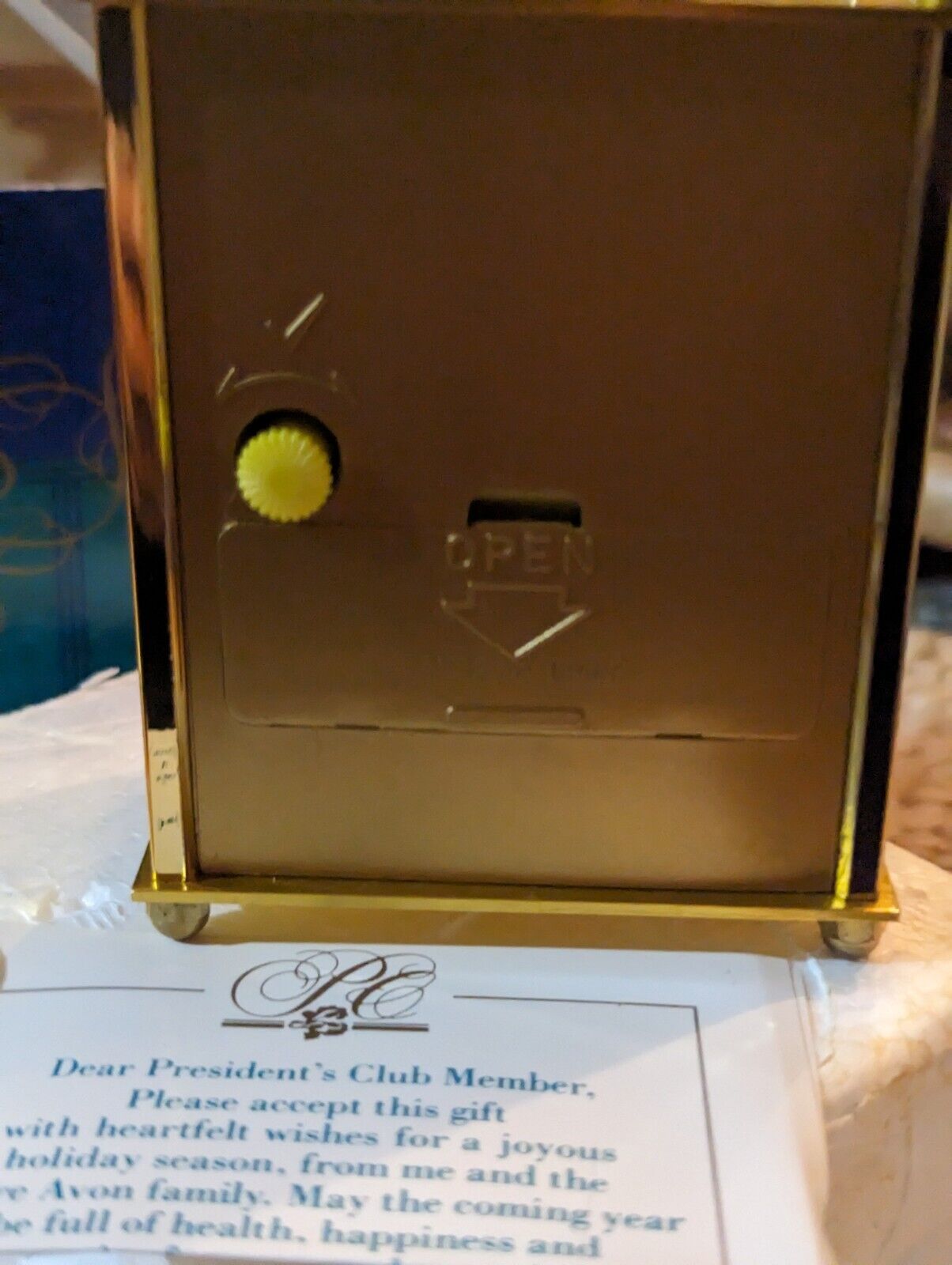 VINTAGE AVON*1989 PRESIDENT CLUB HOLIDAY CLOCK USES ONE AA BATTERY New In Box