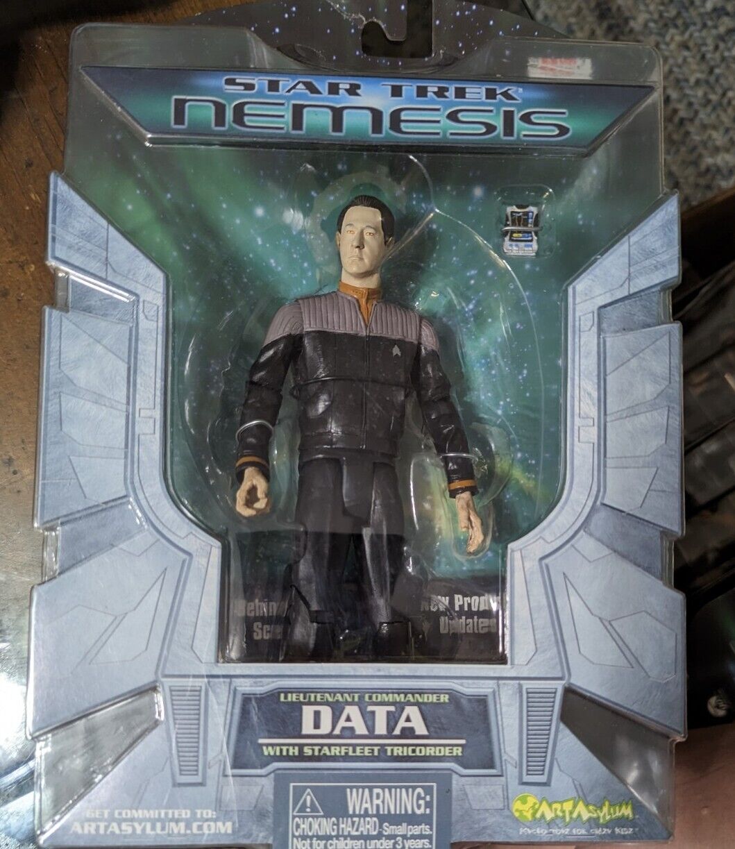 Star Trek NEMISIS Lieutenant Commander DATA Starfleet with Tricorder NIB