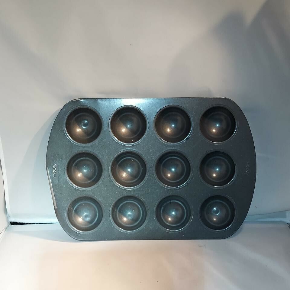 Wilton 12 Largw Muffins Baking Pan