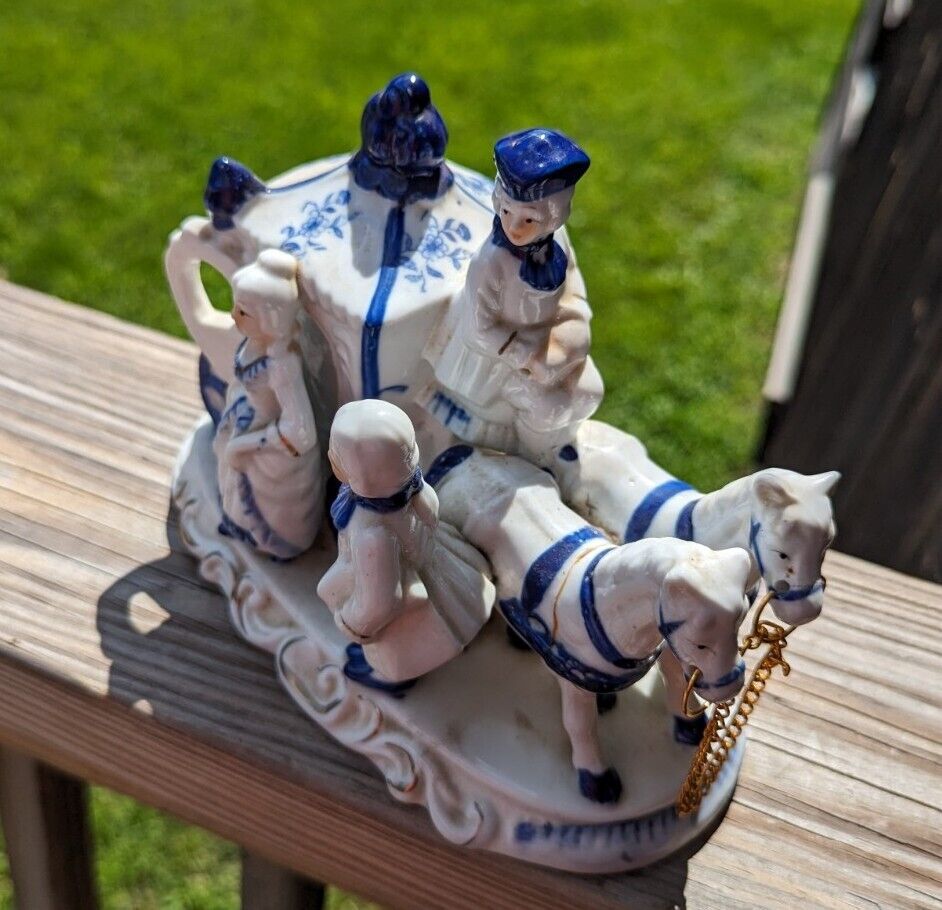 VINTAGE BLUE & WHITE GEORGE & MARTHA WASHINGTON FIGURINE