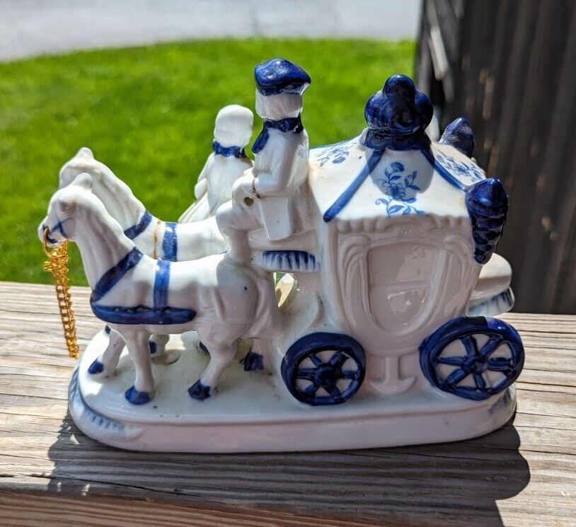 VINTAGE BLUE & WHITE GEORGE & MARTHA WASHINGTON FIGURINE