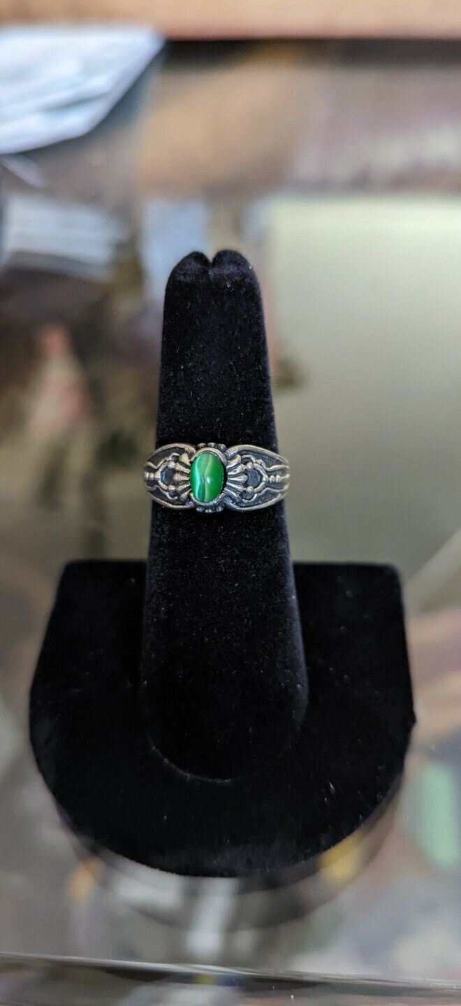 925 Silver Ring With Green Stone In Center Size 7