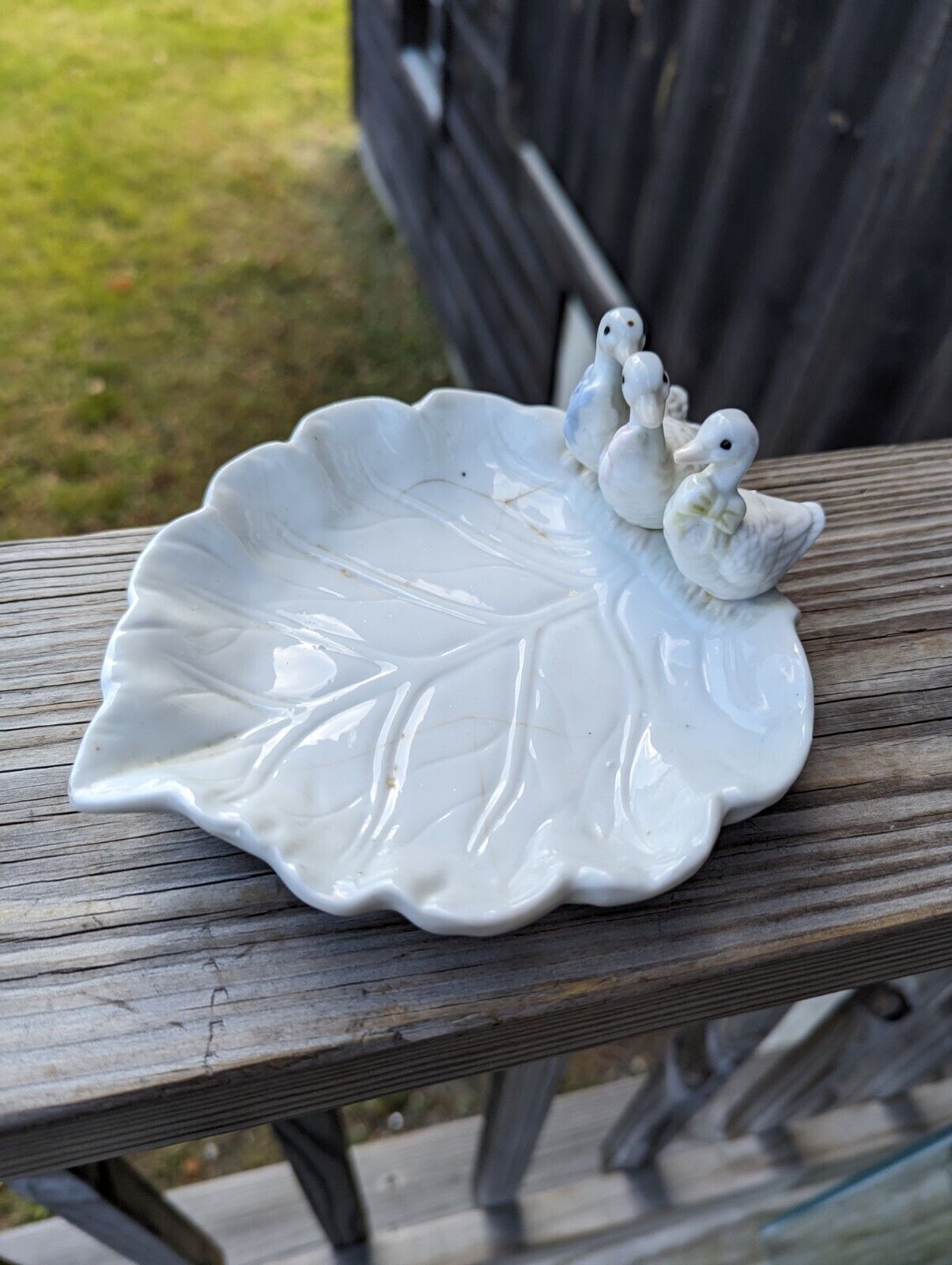 White Porcelain 3 Duck Sitting On Leaf Plate Edges