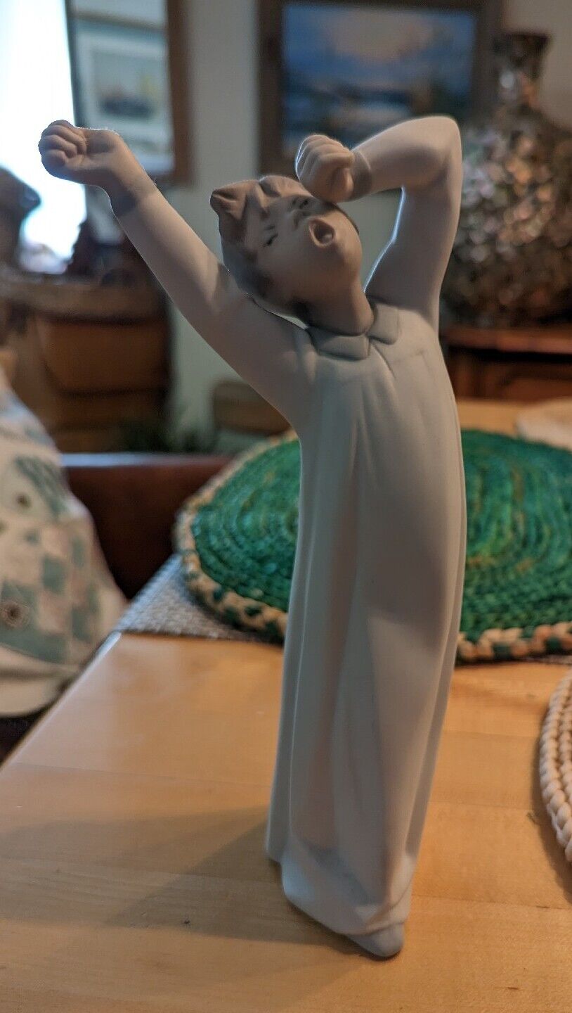 LLADRO #4870 PORCELAIN AWAKENING BOY IN NIGHTGOWN, YAWNING, WAKING UP SPAIN