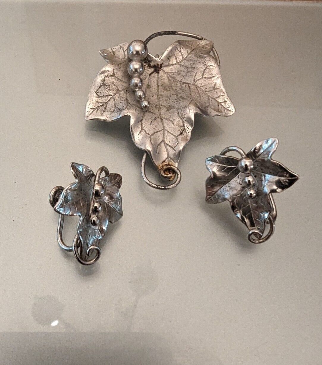 VINTAGE CARL ART STERLING SILVER GRAPE LEAF BROOCH AND EARRING SET 12 grams