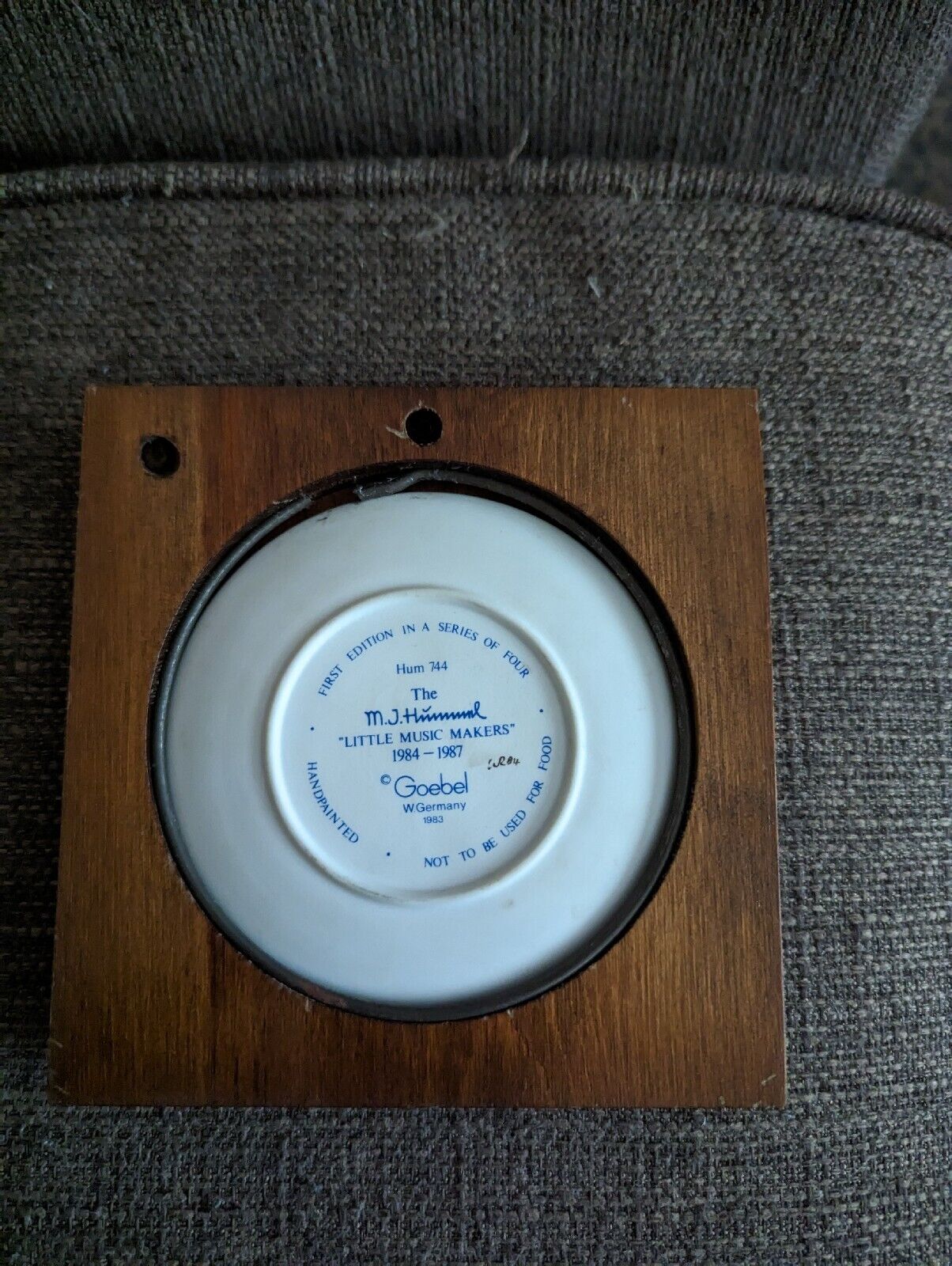 M J Hummel - Goebel Mini Collecor Plate in  Wood Frame 1984 Little Music Maker