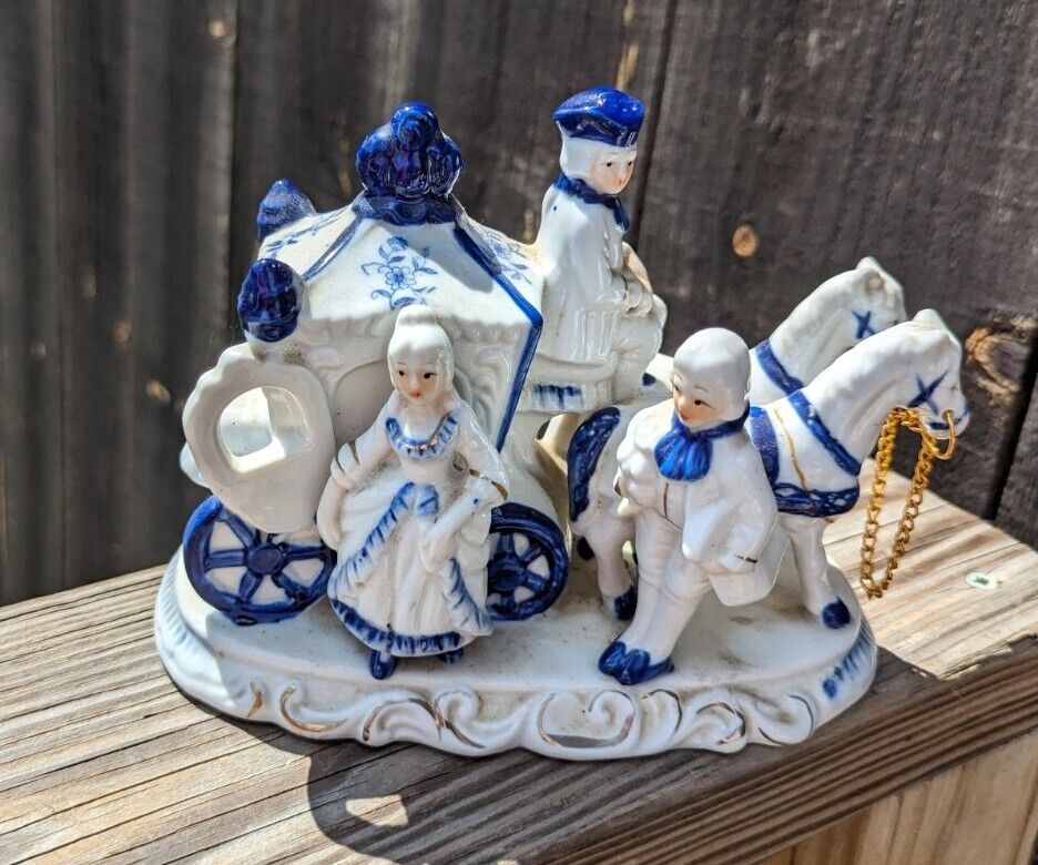 VINTAGE BLUE & WHITE GEORGE & MARTHA WASHINGTON FIGURINE