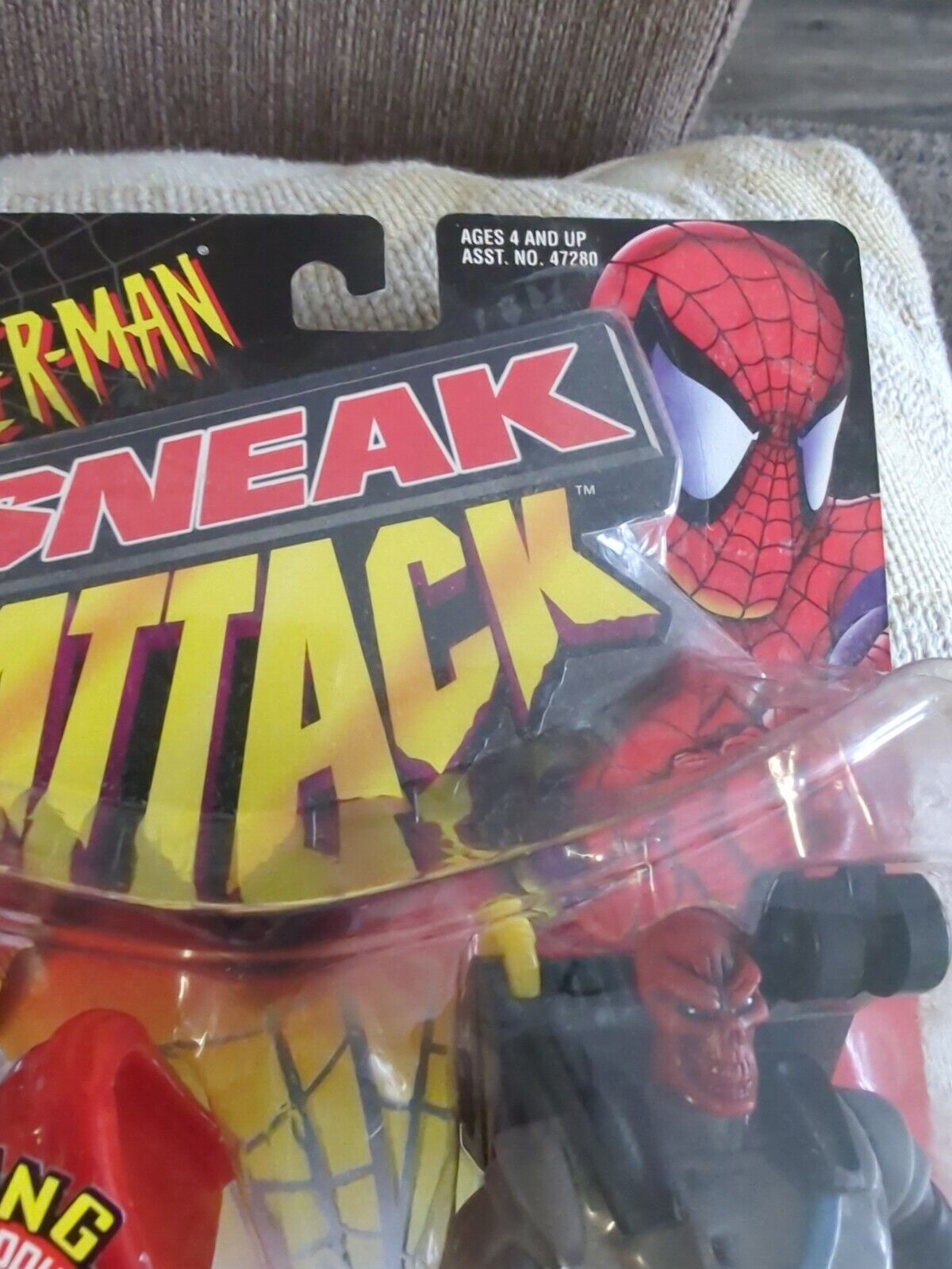 Spider-Man Sneak Attack Flip 'n Trap Red Skull w/ Skull Catcher Toy Biz 1998