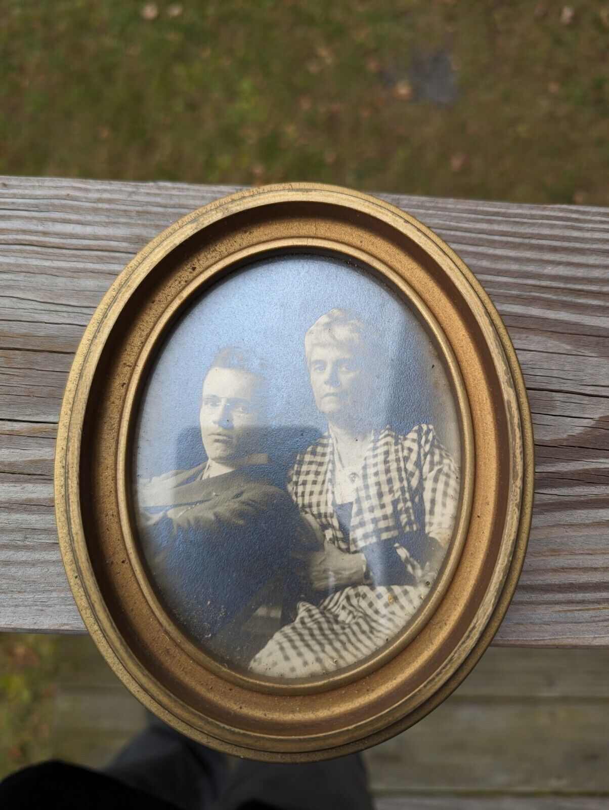 Vintage Old Oval Framed Black And White Photo 6" Top To Bottom