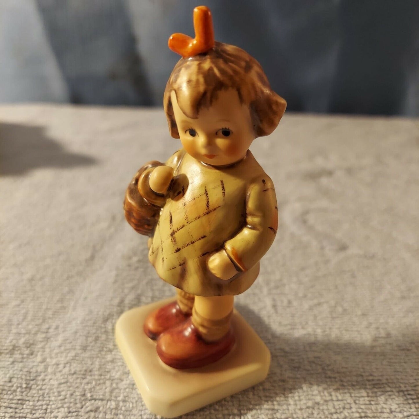 Goebel Figurine I Brought You a Gift #479 MI Hummel Club 4" W Germany