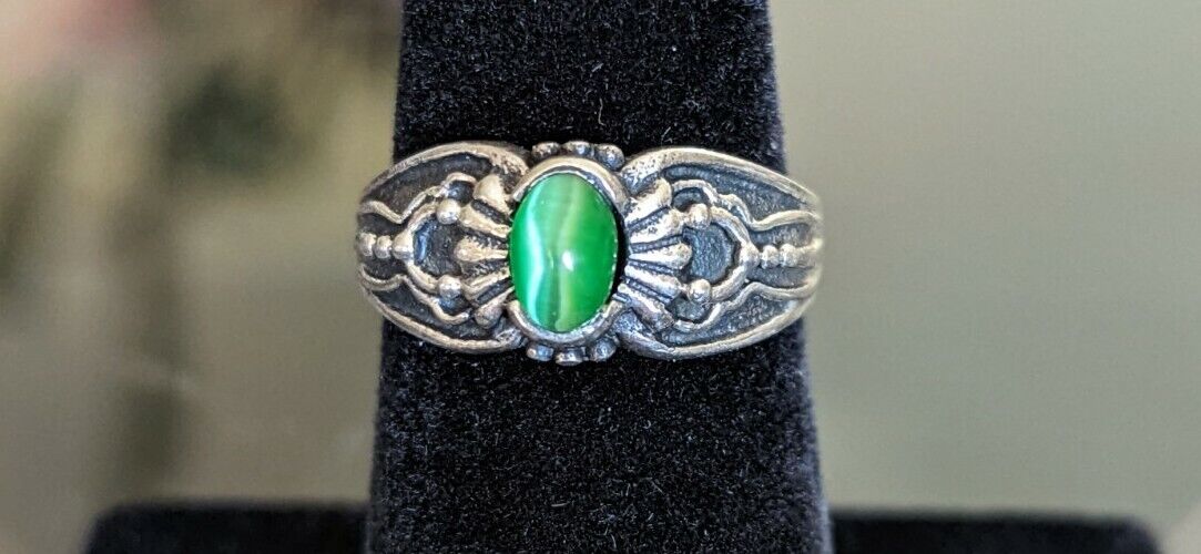 925 Silver Ring With Green Stone In Center Size 7