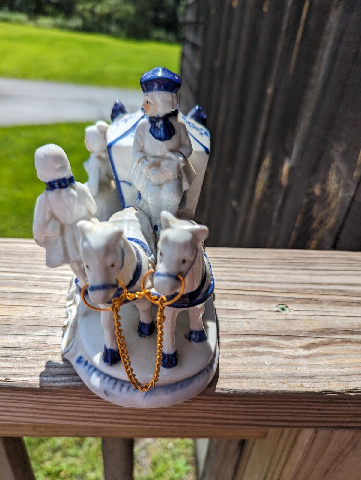 VINTAGE BLUE & WHITE GEORGE & MARTHA WASHINGTON FIGURINE