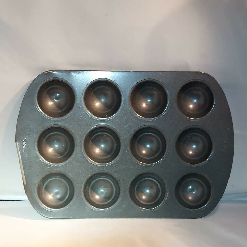 Wilton 12 Largw Muffins Baking Pan