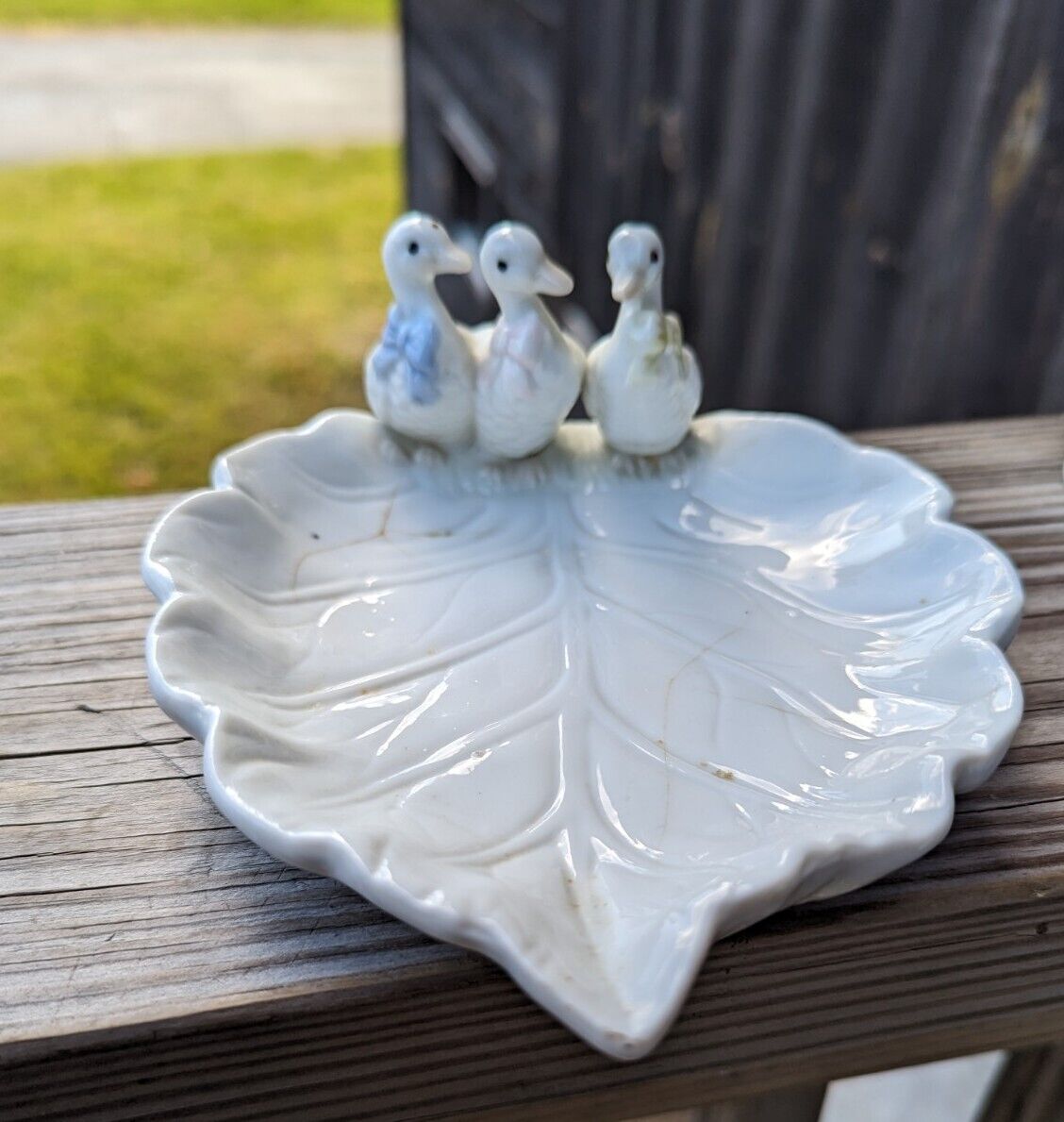 White Porcelain 3 Duck Sitting On Leaf Plate Edges