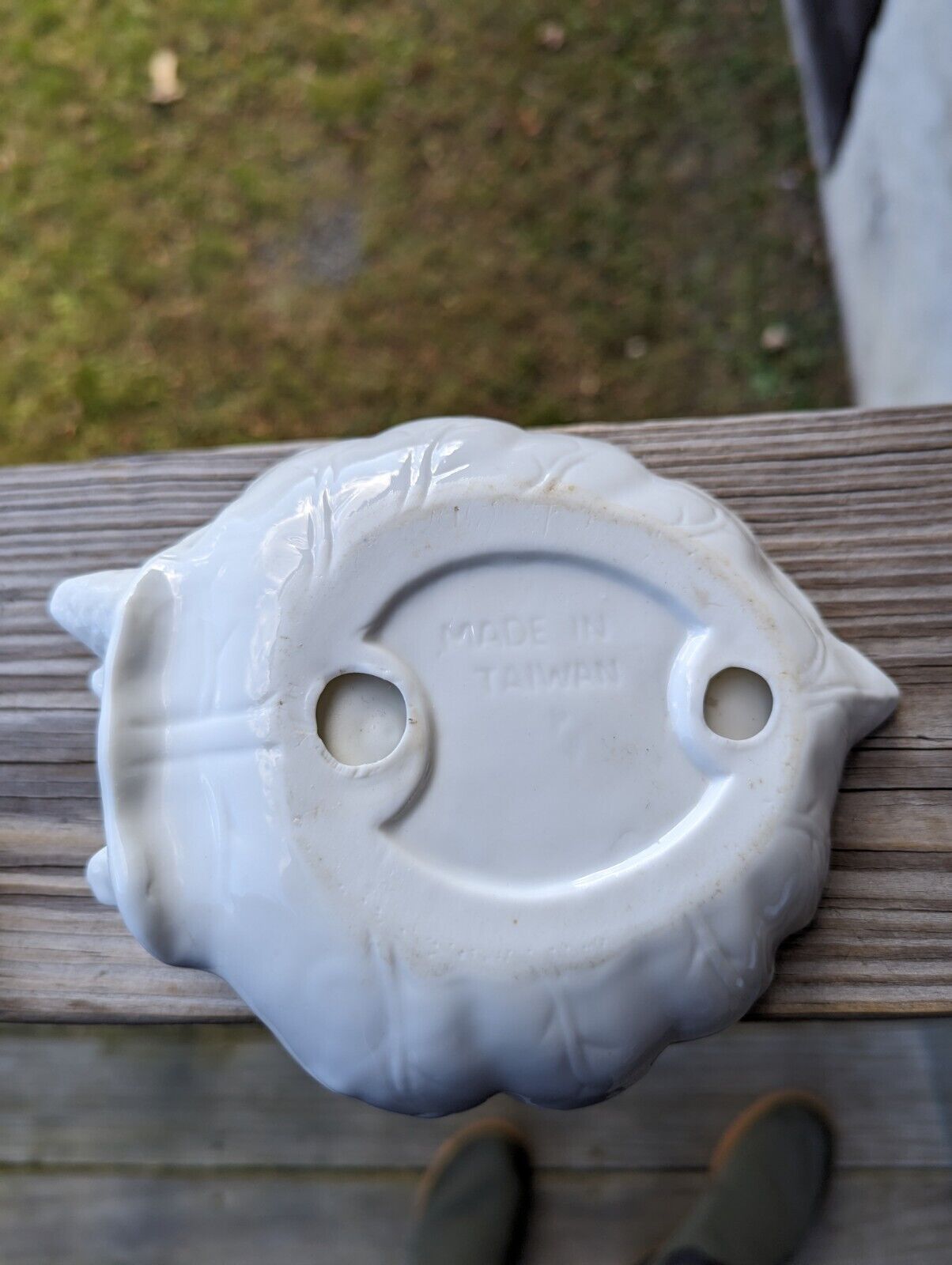 White Porcelain 3 Duck Sitting On Leaf Plate Edges