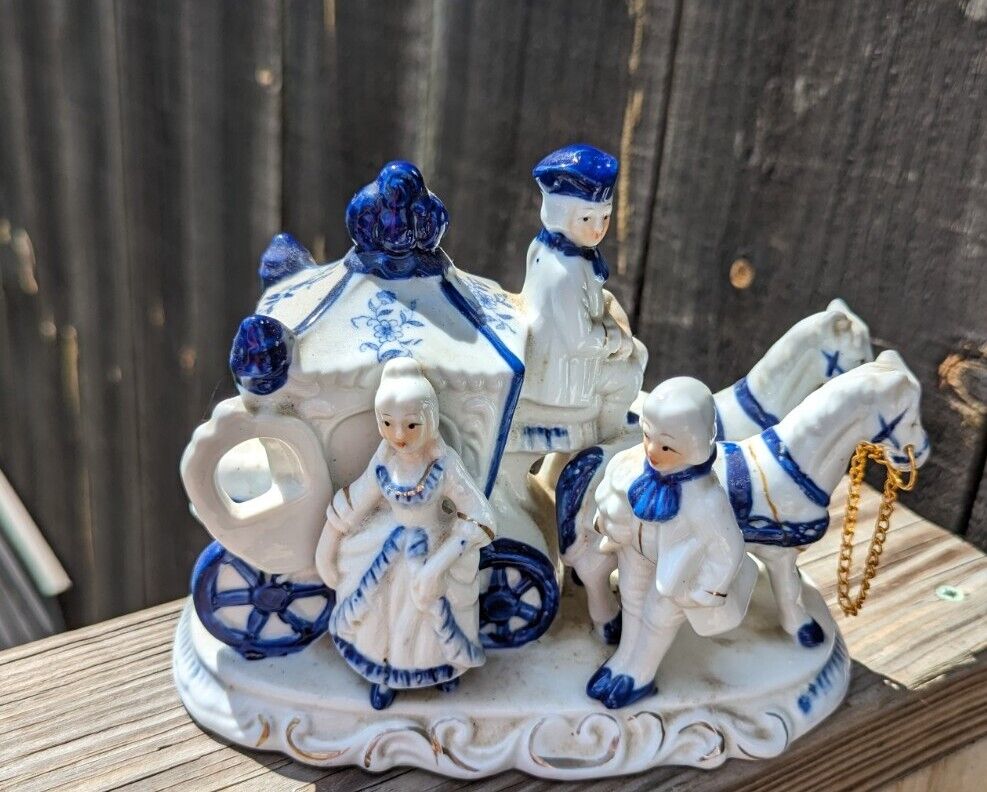 VINTAGE BLUE & WHITE GEORGE & MARTHA WASHINGTON FIGURINE