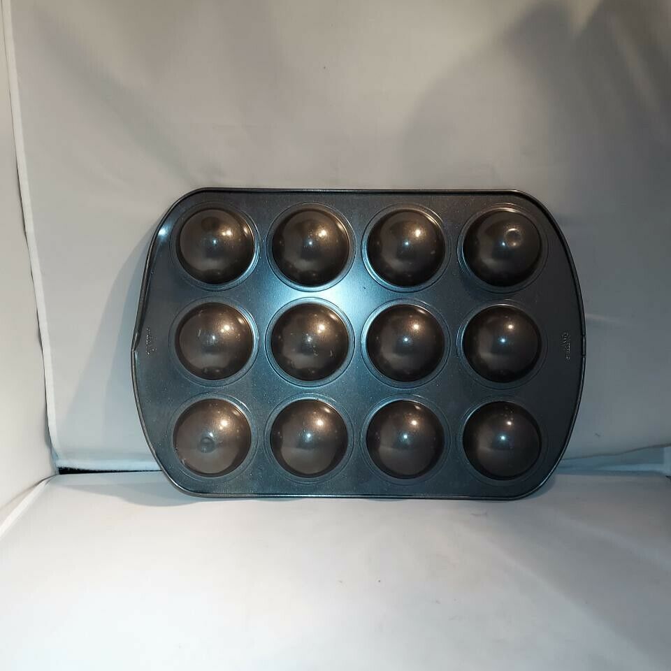 Wilton 12 Largw Muffins Baking Pan