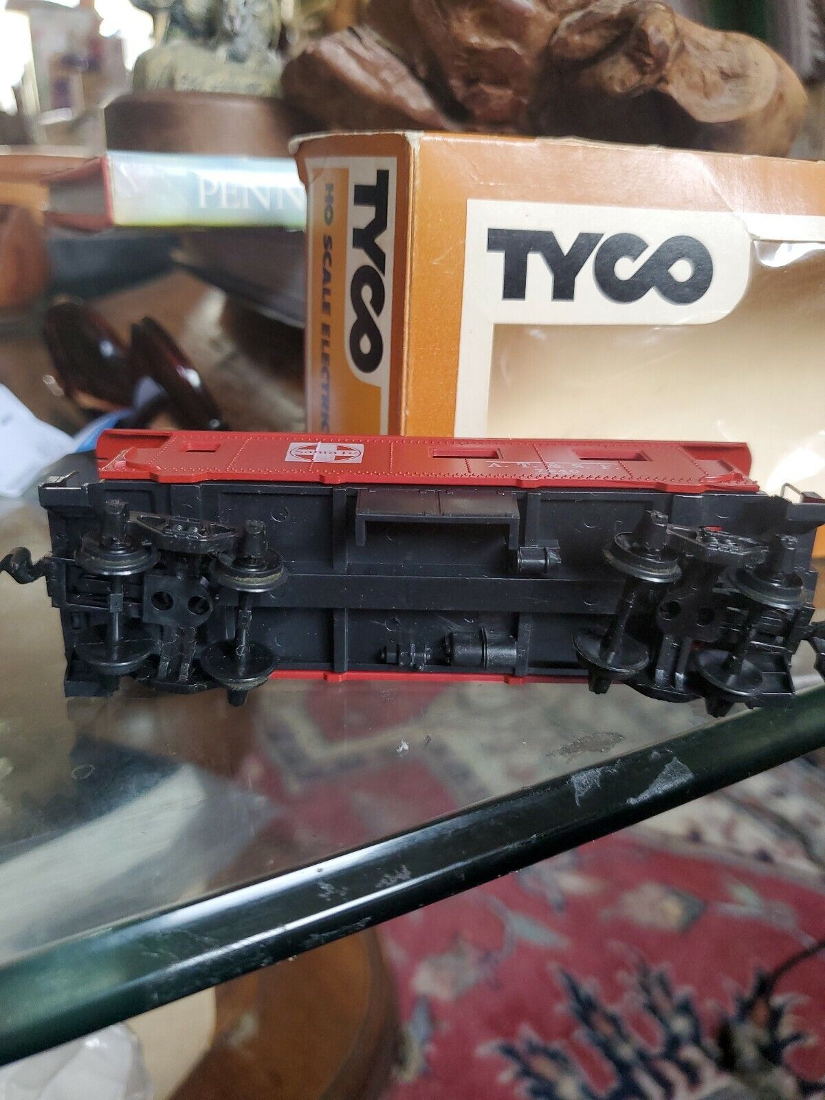 TYCO HO SCALE  IN BOX 8 WHEEL CABOOSE SANTA FE 327J:350 Train Car