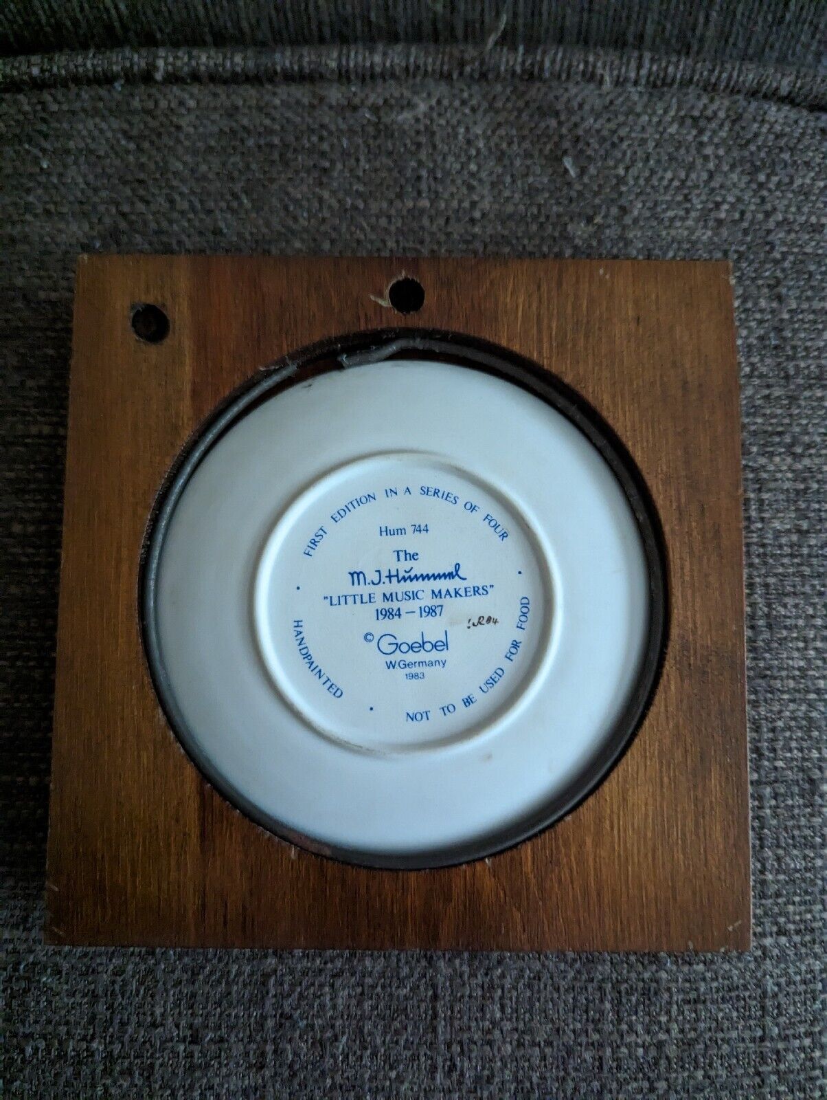 M J Hummel - Goebel Mini Collecor Plate in  Wood Frame 1984 Little Music Maker