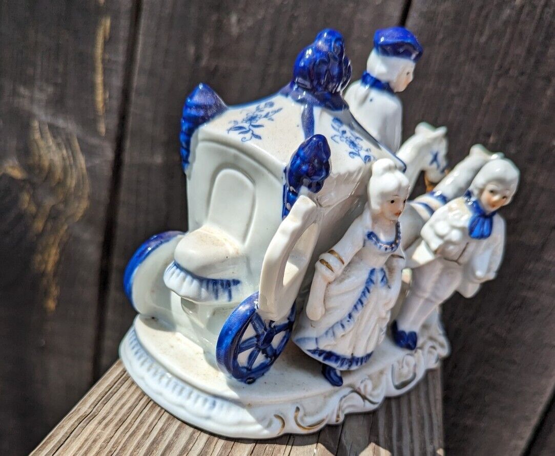 VINTAGE BLUE & WHITE GEORGE & MARTHA WASHINGTON FIGURINE