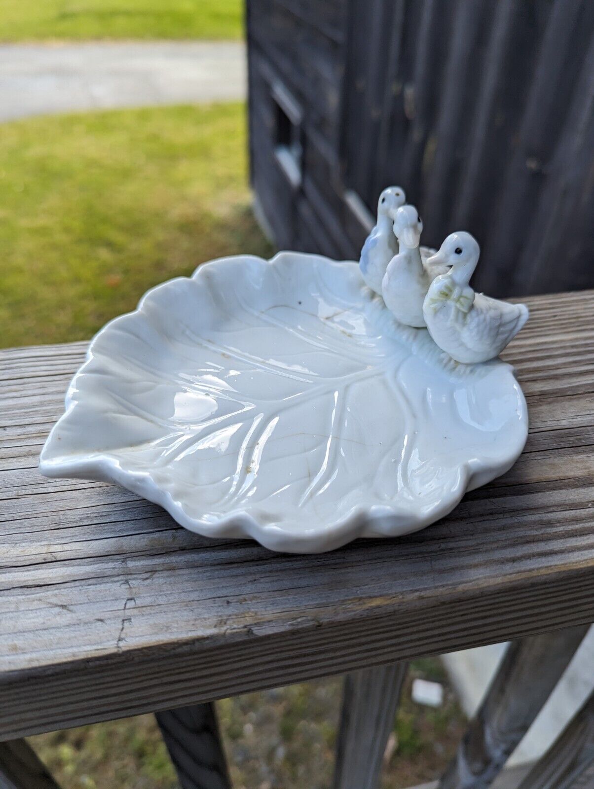 White Porcelain 3 Duck Sitting On Leaf Plate Edges