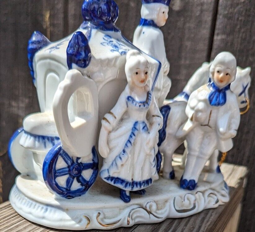 VINTAGE BLUE & WHITE GEORGE & MARTHA WASHINGTON FIGURINE