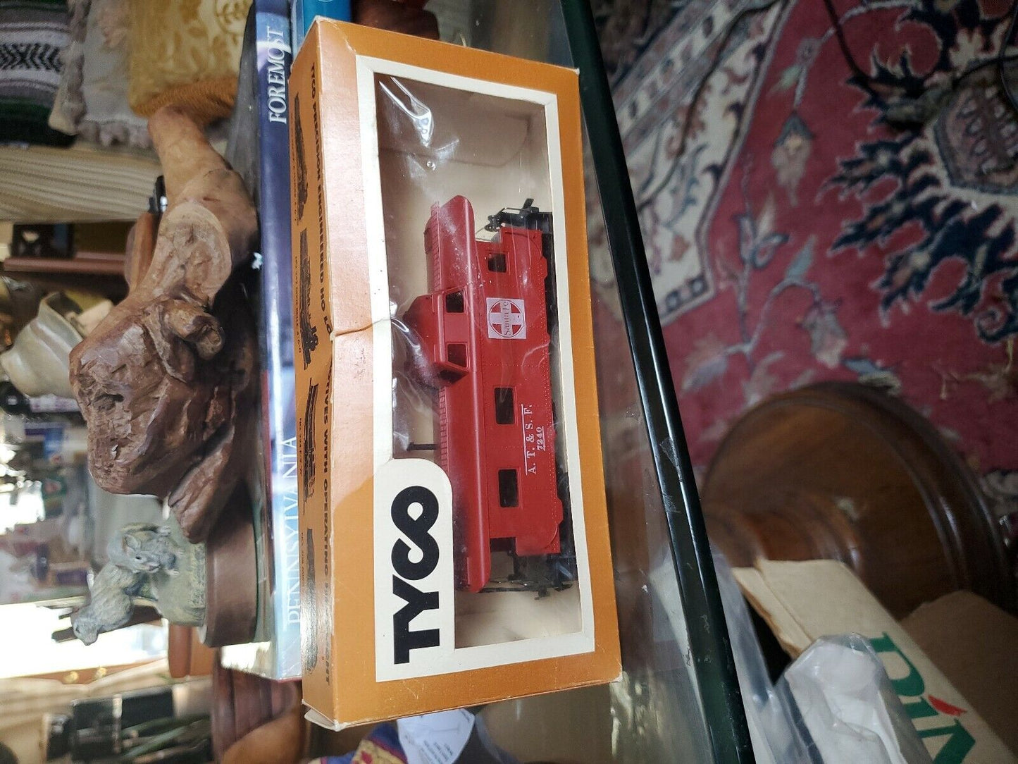 TYCO HO SCALE  IN BOX 8 WHEEL CABOOSE SANTA FE 327J:350 Train Car