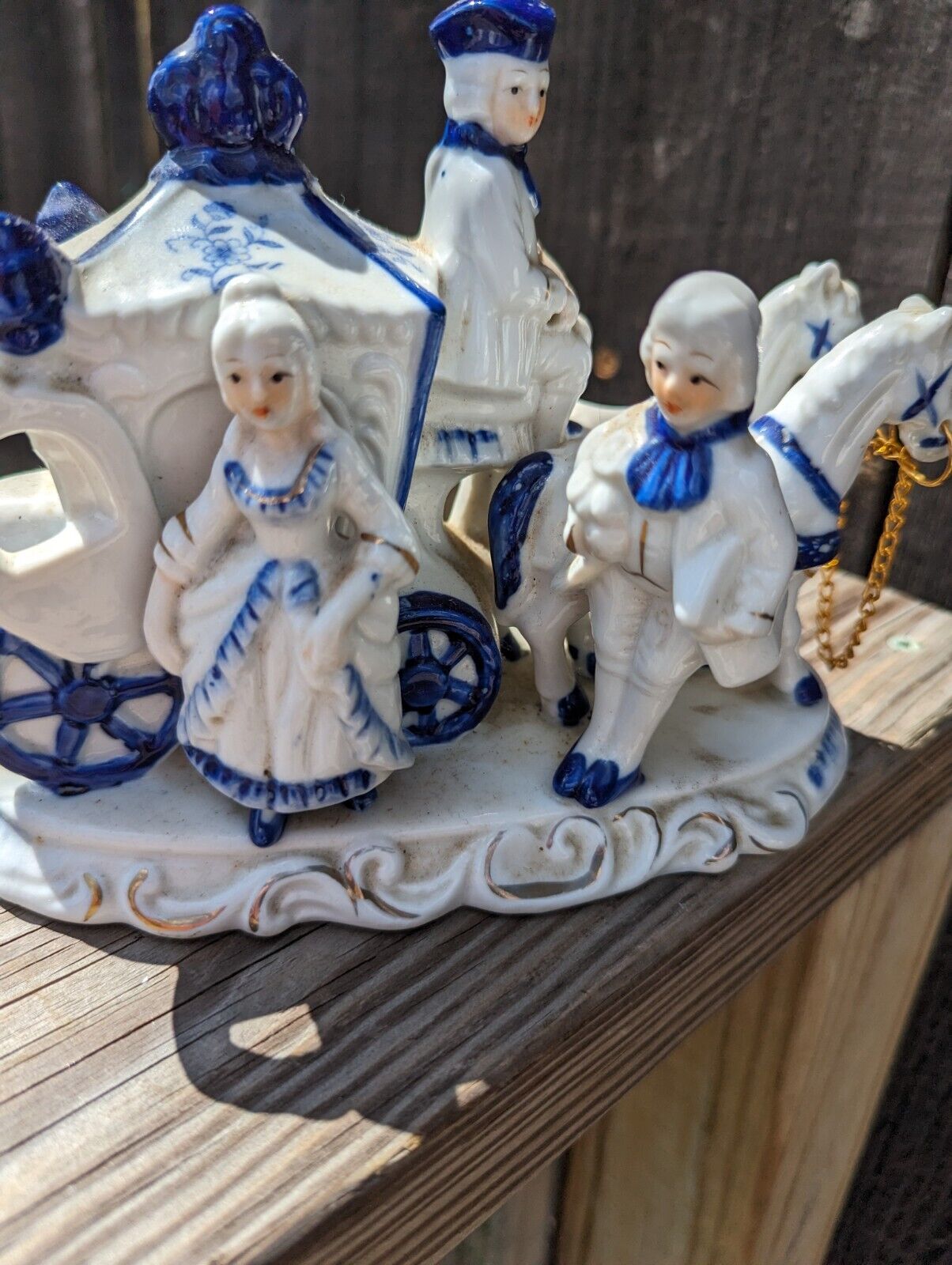 VINTAGE BLUE & WHITE GEORGE & MARTHA WASHINGTON FIGURINE