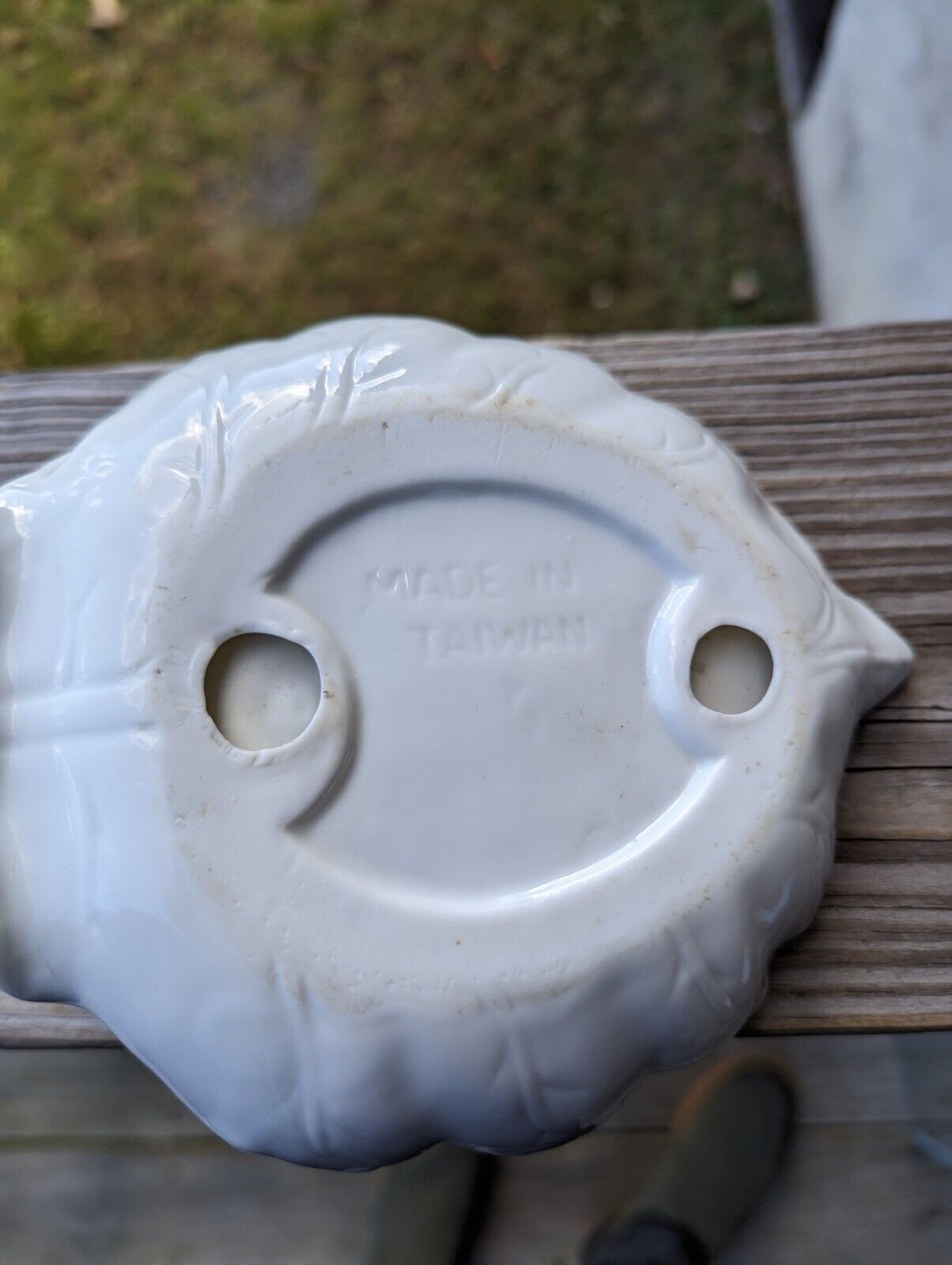 White Porcelain 3 Duck Sitting On Leaf Plate Edges