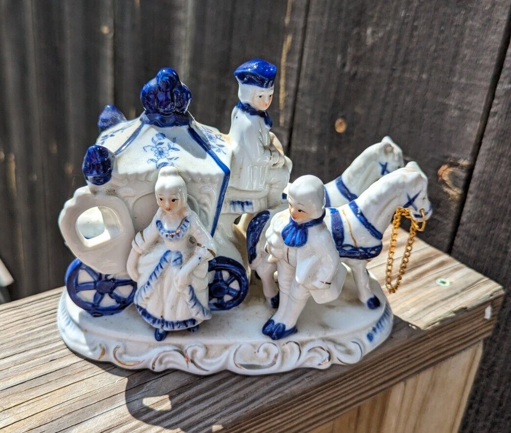 VINTAGE BLUE & WHITE GEORGE & MARTHA WASHINGTON FIGURINE